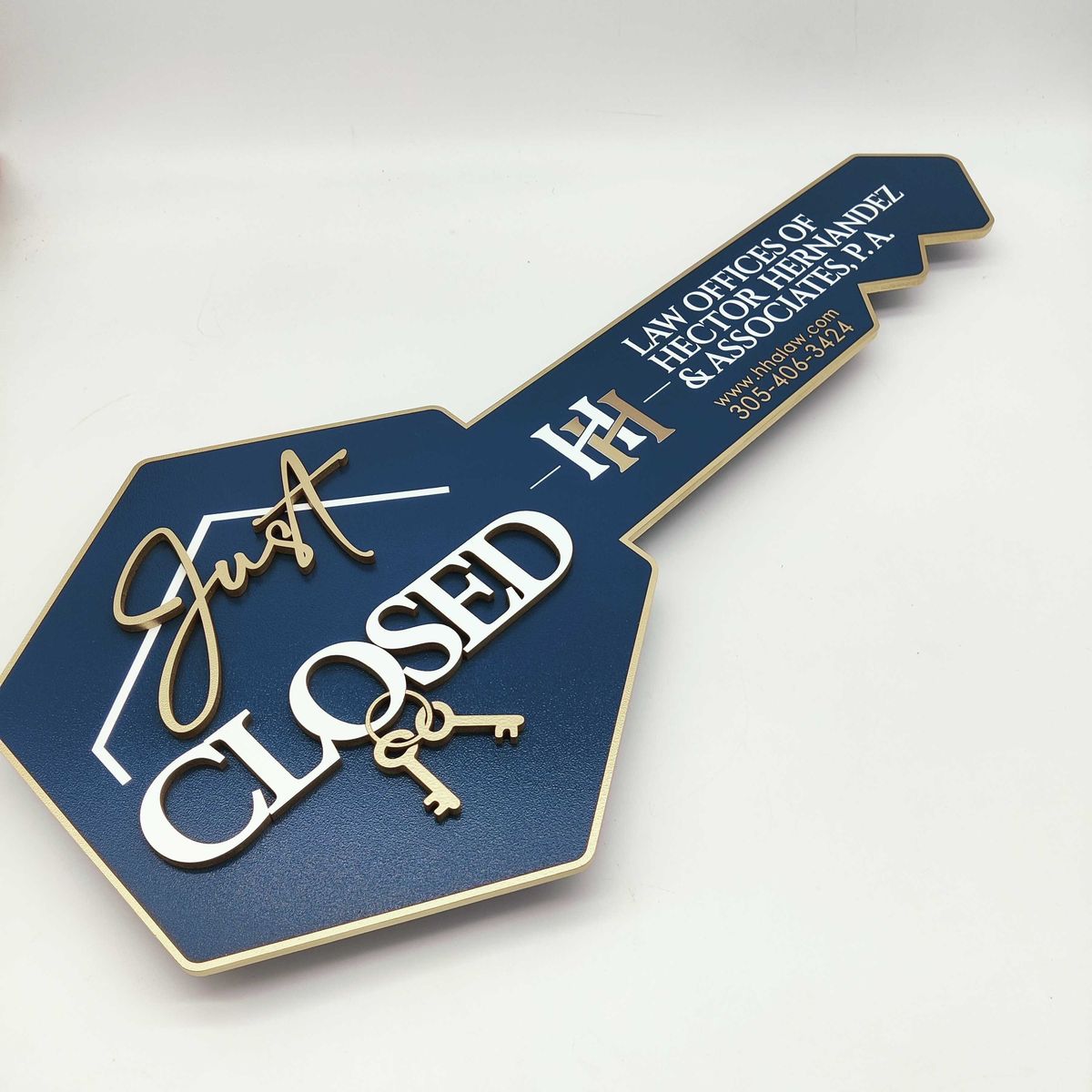 Llave personalizada para cierre inmobiliario en acrílico o madera, ideal para agentes y compradores – Vanecrafts