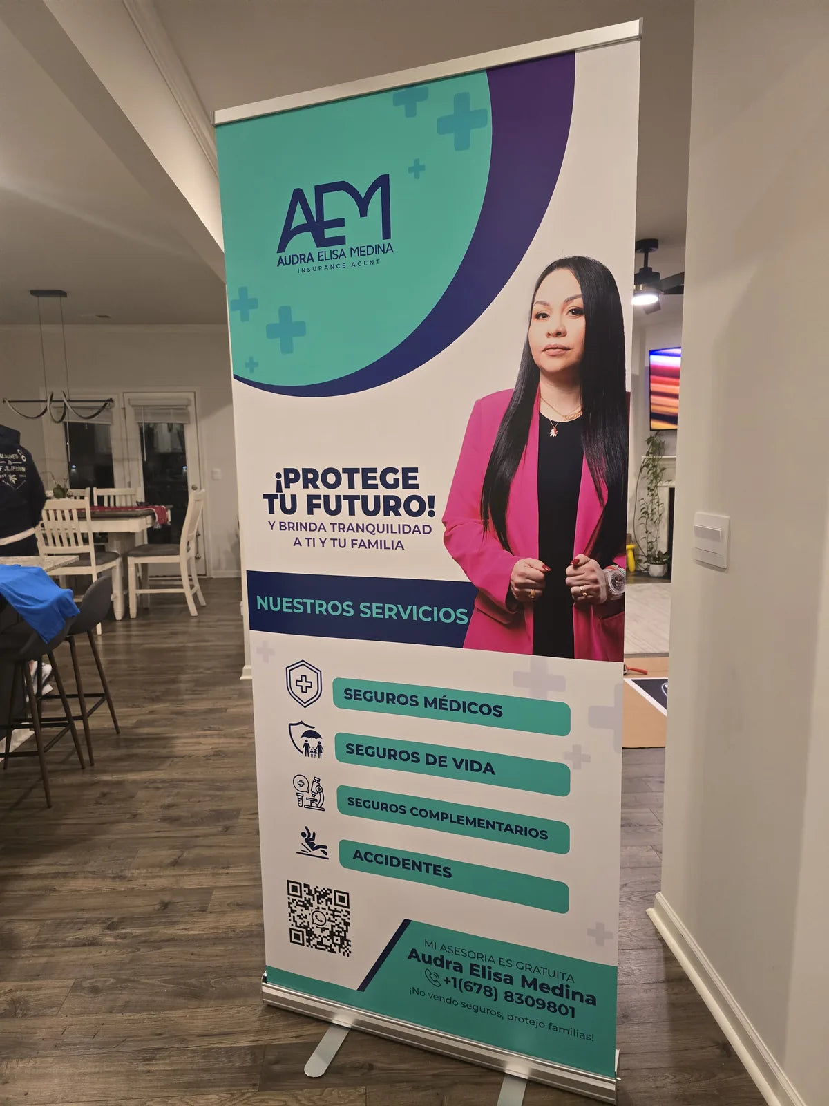 Retractable banner display