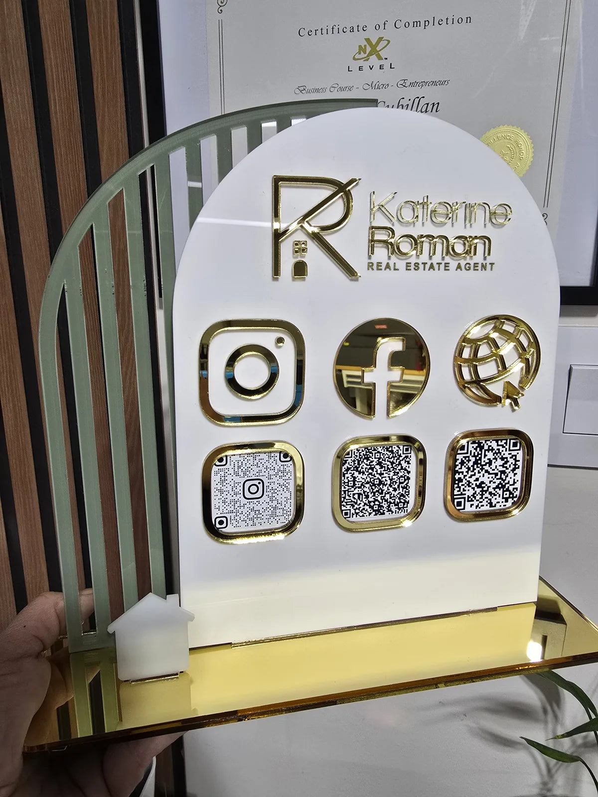 Multi-link acrylic display